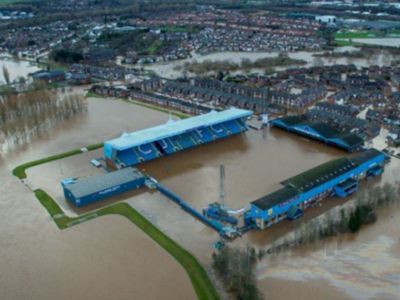 Estádio do Carlisle voltou a virar piscina ao ar livre - TVI