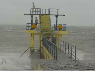 Vídeo mostra jovens a saltar para o mar durante tempestade - TVI