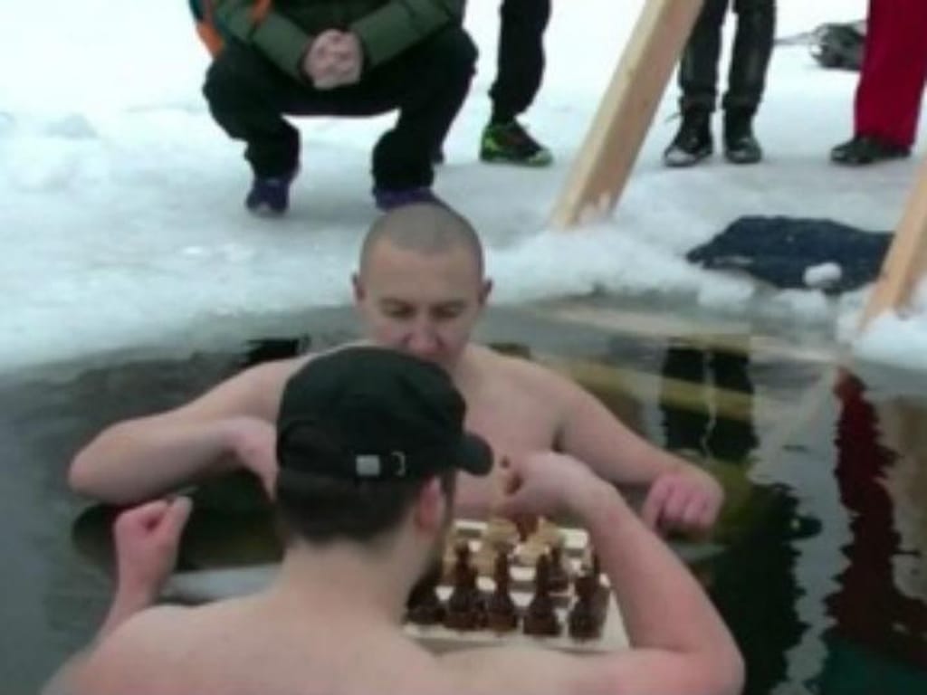 Jogar xadrez num lago gelado (Reprodução Twitter)