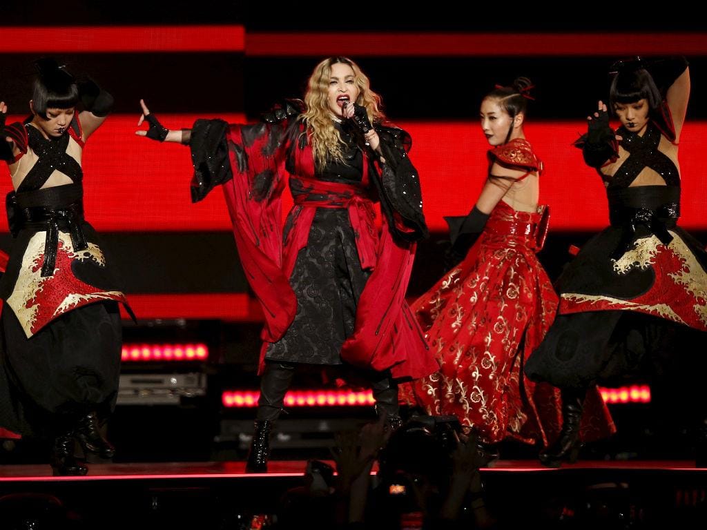 Madonna em concerto em Paris após atentados (Reuters)
