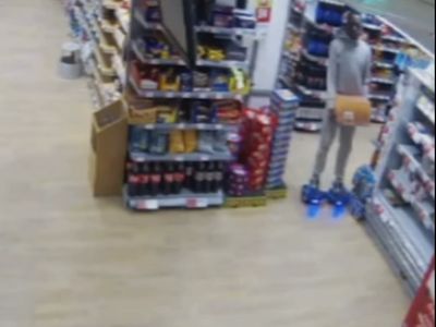 Vídeo mostra suspeito a assaltar com uma "hoverboard" - TVI