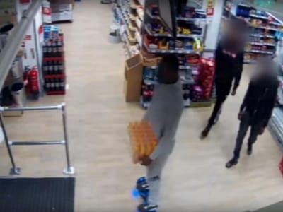 Polícia procura ladrão filmado a fugir em "hoverboard" - TVI