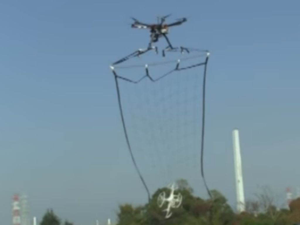Polícia japonesa desenha drones com redes para capturar objetos suspeitos
