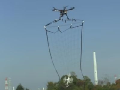 Polícia cria drones com redes para capturar outros drones - TVI
