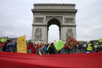 Clima: manifestações contra acordo nas ruas de Paris - TVI
