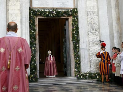 Papa abriu a Porta Santa da catedral de Roma - TVI