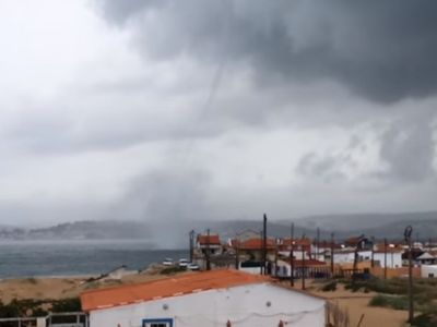 Vídeo mostra tromba d'água na Costa da Caparica - TVI