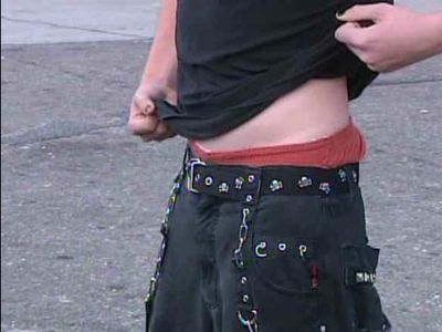 Adolescentes presos por usarem calças descaídas - TVI