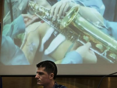Paciente toca saxofone durante operação ao cérebro - TVI