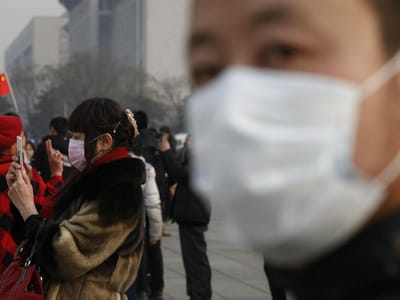 Nuvem de poluição em Pequim em dia de novo alerta máximo - TVI
