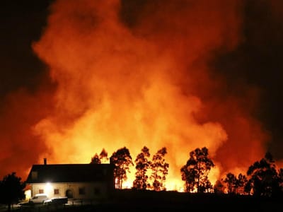 Incêndio nas Astúrias obriga ao corte de estradas - TVI