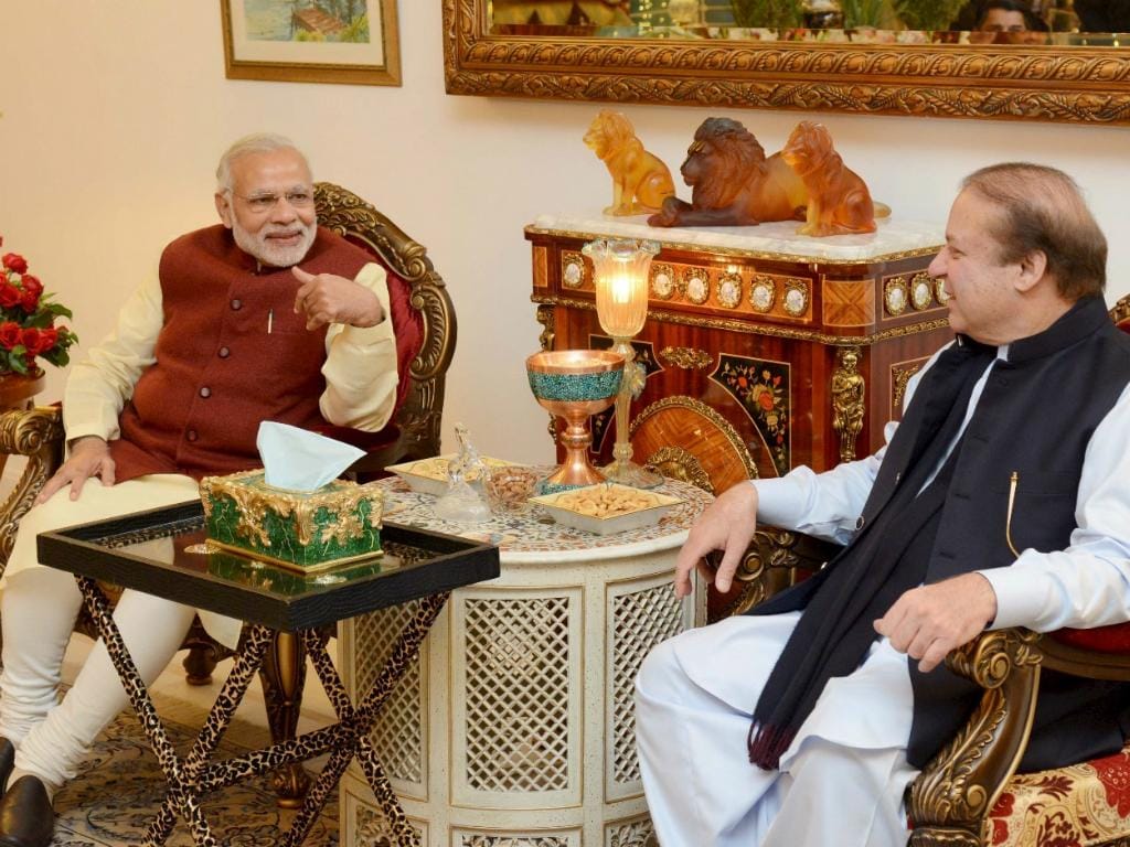 Narendra Modi (E) e Nawaz Sharif (D)