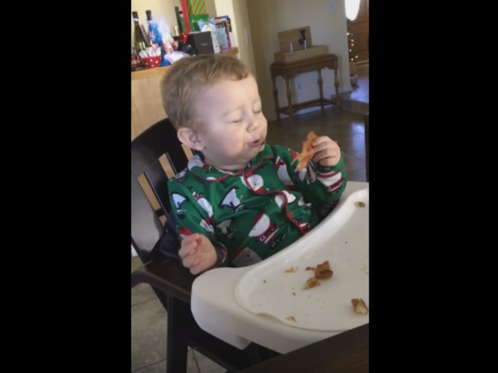 Veja a reação deste bebé depois de experimentar bacon pela primeira vez