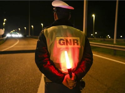 GNR detém dois homens procurados pelas autoridades alemãs e espanholas no Algarve - TVI