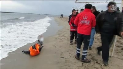 Refugiados que morreram afogados usavam coletes salva-vidas falsos - TVI