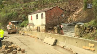 Reaberta estrada cortada por deslizamento de terras em Vila Real - TVI