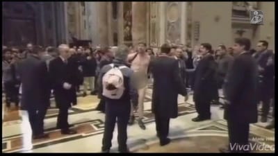 Homem nu entra no Vaticano - TVI
