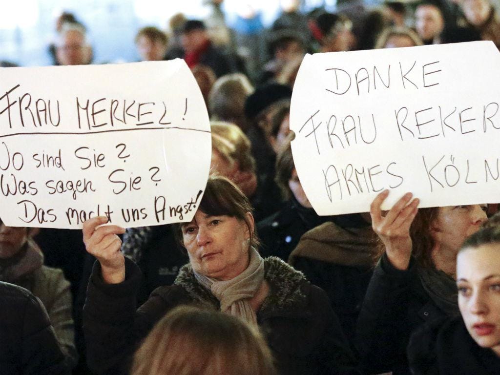 Centenas de mulheres manifestaram-se após agressões sexuais em série em Colónia, exigindo ação por parte de Merkel (REUTERS)