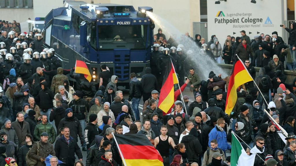 Polícia alemã dispersa xenófobos com gás lacrimogéneo e canhões de água