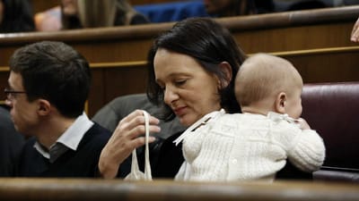 Deputada espanhola amamenta filho no parlamento - TVI
