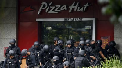 Portugueses em Jacarta tomam precauções e evitam centros comerciais - TVI