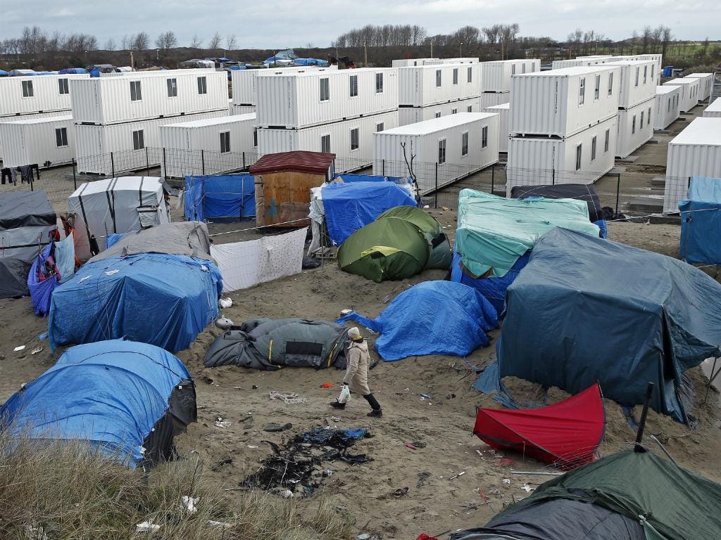 Tendas de migrantes em Calais ao lado dos contentores reformadas