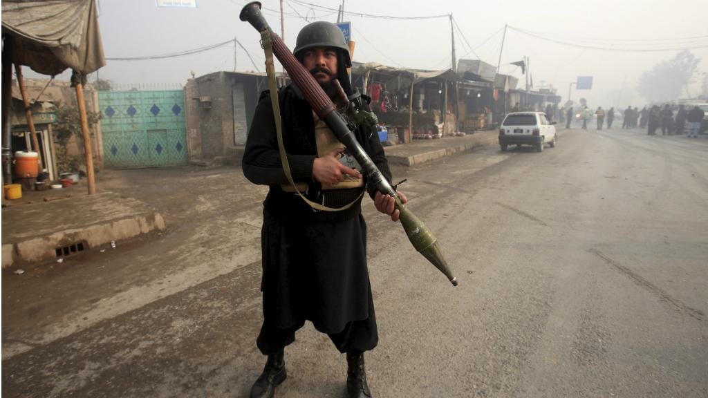 Militar patrulha as ruas de Peshawar, no Paquistão depois do atentado a um posto de controlo da polícia, a 19 de janeiro de 2016