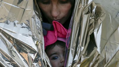 Mais de 5.000 pessoas retiras na fronteira de Idomeni, na Grécia - TVI