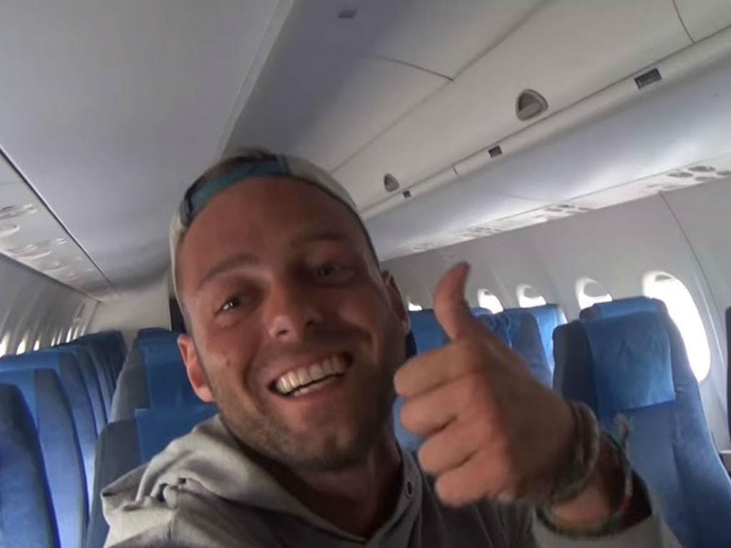 Alex Simon sozinho dentro de avião da Philippines Airlines