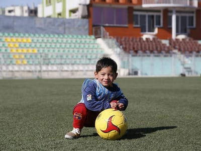 Murtaza Ahmadi, o menino da «camisola» de plástico, vai conhecer Messi - TVI