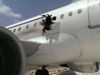 Buraco na fuselagem de avião mata um homem - TVI