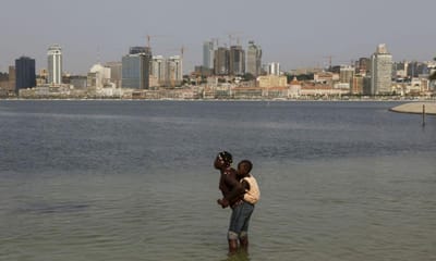 Desabamento de terras em Angola causa pelo menos 13 mortos - TVI