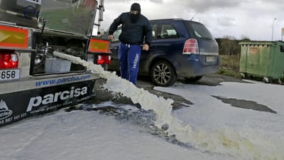 Camião com leite português bloqueado e despejado na Galiza - TVI