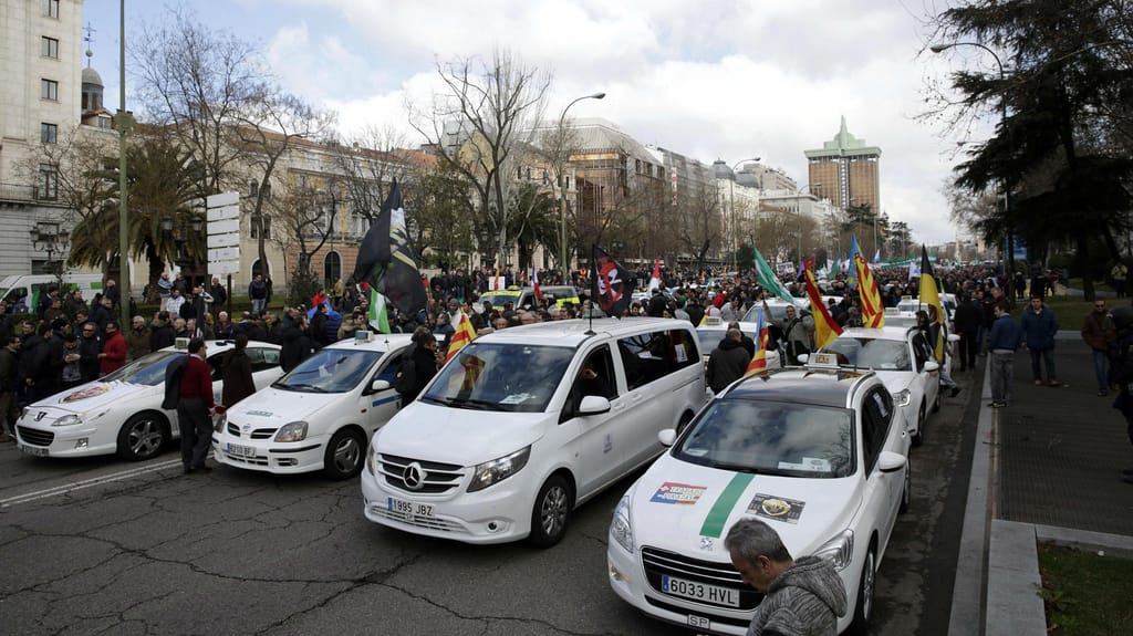 Taxistas manifestam-se em Madrid contra a reforma legal que favorece a Uber