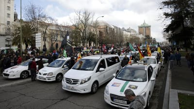 Taxistas espanhóis protestam contra reforma que favorece a Uber - TVI