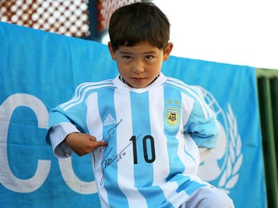 Fotos: Messi já surpreendeu o menino da «camisola» de plástico - TVI