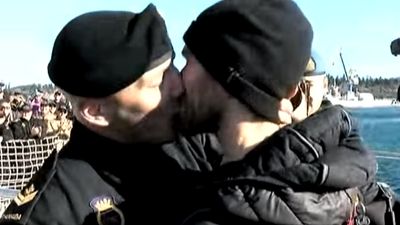 O beijo gay que fez história na Marinha do Canadá - TVI