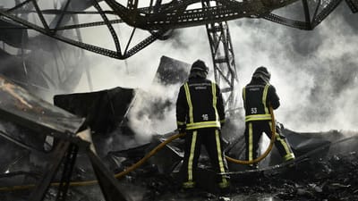 Sem-abrigo ferido em incêndio em antiga fábrica de calçado - TVI