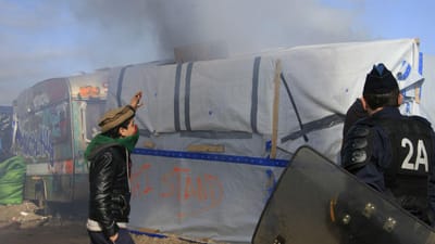 Refugiado gravemente ferido em incêndio no campo de Calais - TVI