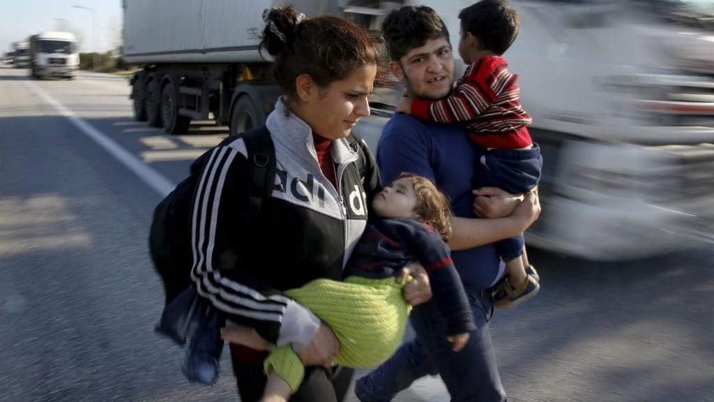 Campo de refugiados na Grécia. Das 131.724 pessoas que conseguiram atravessar o Mediterrâneo em 2016 a maioria chegou à costa grega