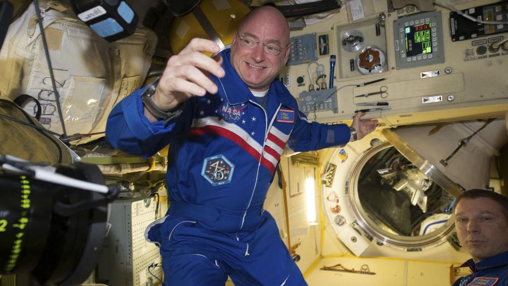 Astronauta da NASA, Scott Kelly, durante a sua estadia no espaço 
