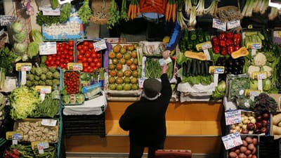 Parlamento aprova fim dos sacos de plástico para a fruta e multas para beatas no chão - TVI