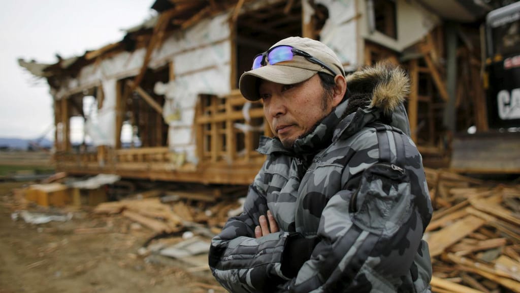 Homem junta da casa onde viveu e perdeu os filhos no tsunami de 2011