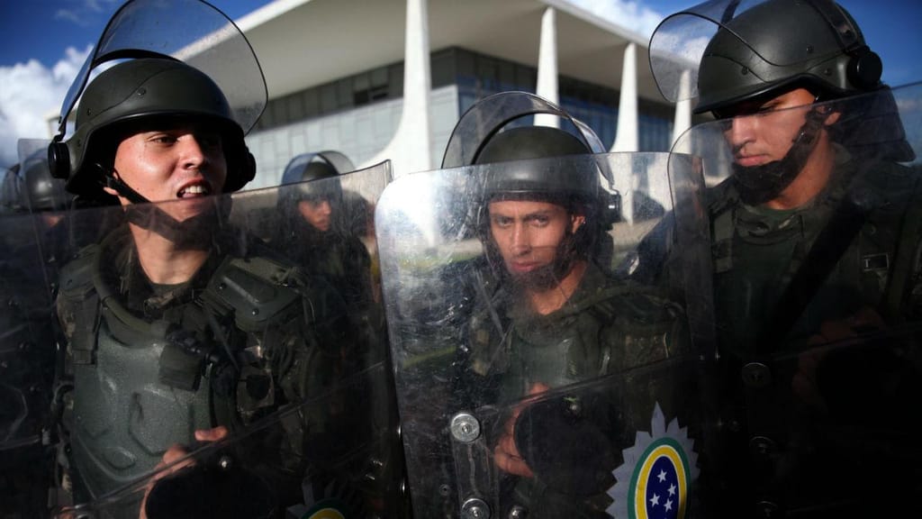 Manifestantes anti-Dilma tentaram entrar no Palácio do Planalto