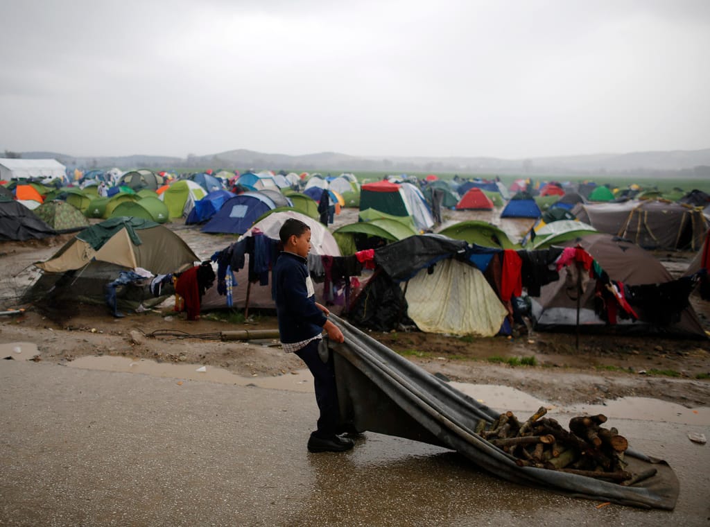 Refugiados recebem comida na fronteira da Grécia com a Macedónia