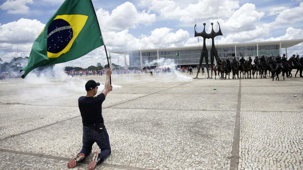 Protestos prosseguem nas ruas, após suspensão da posse de Lula