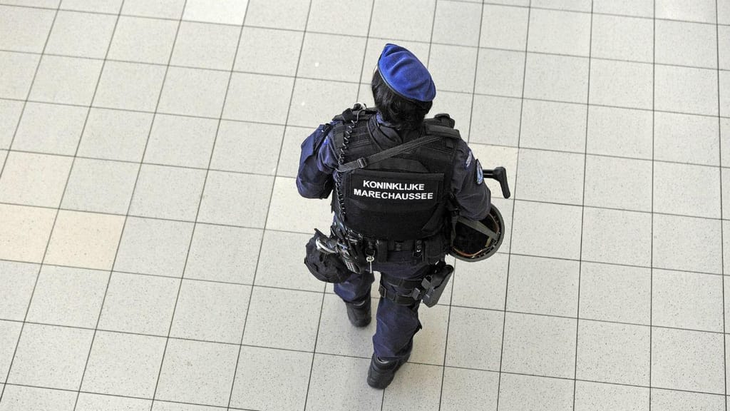 Reforço da segurança em Amsterdão, nomeadamente junto ao aeroporto de Schipol, depois dos atentados no aeroporto e metro de Bruxelas (EPA)