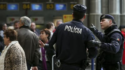 Três marroquinos escapam ao SEF no aeroporto de Lisboa - TVI