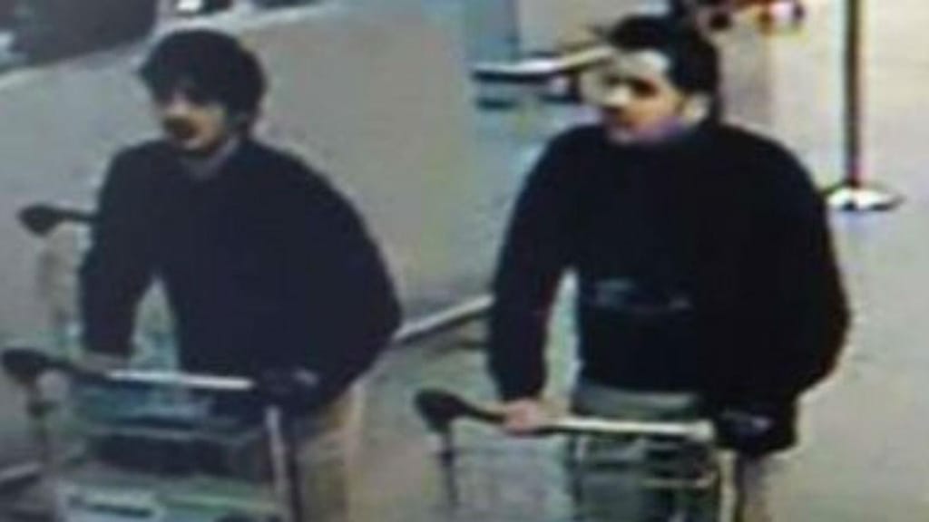Imagem de dois suspeitos dos atentados no aeroporto divulgada na imprensa belga