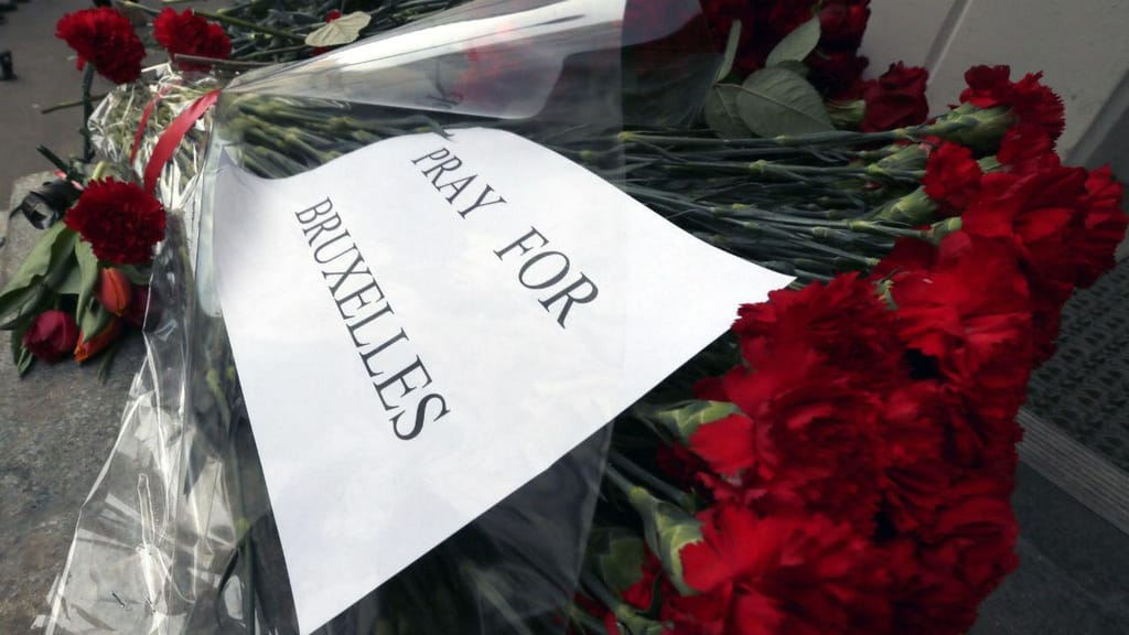 Homenagens às vítimas dos atentados em Bruxelas, aqui a partir de Moscovo (EPA)